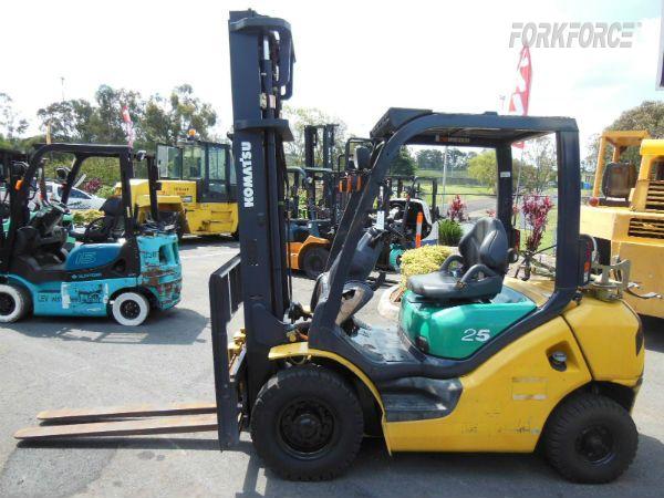 Used Komatsu FG25T-15 2.5-Ton LPG Forklift